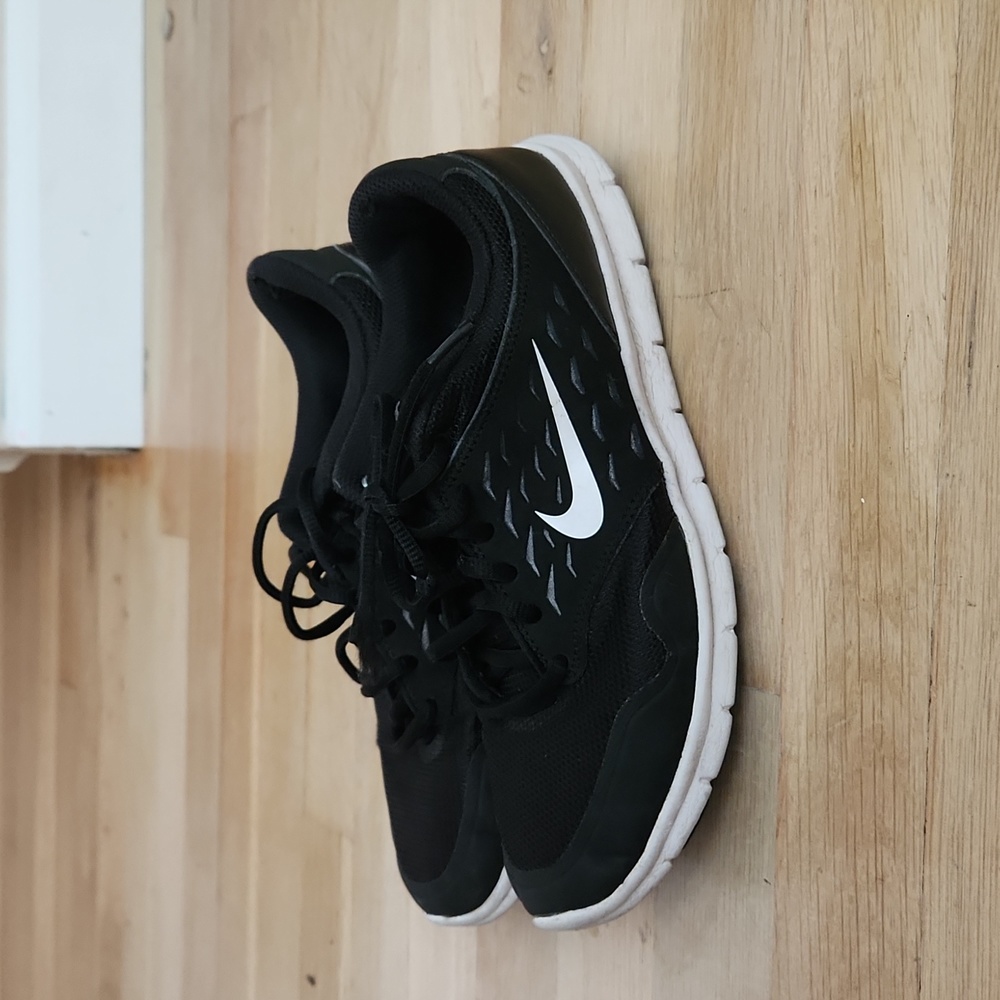Nike black and white tennis shoes
